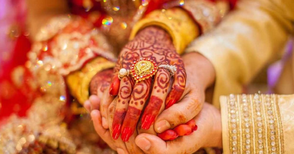 গণবিবাহে নবদম্পতিকে ক’নডম-গর্ভনিরোধক বড়ি উপহার!