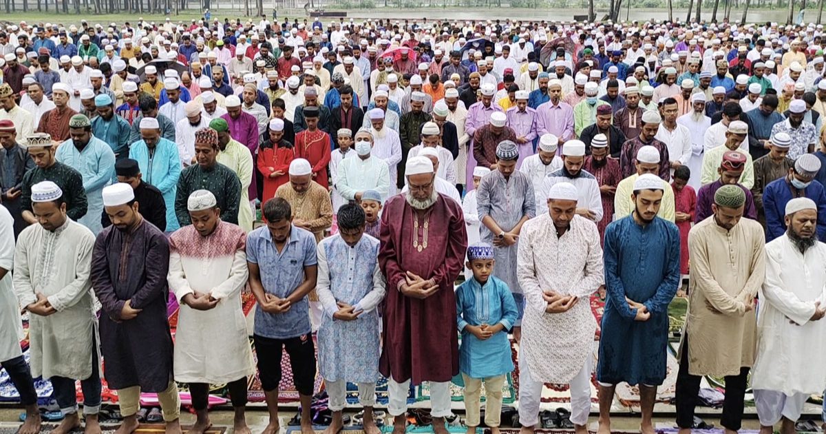 ময়মনসিংহে বৃষ্টিতে ভিজে ঈদের নামাজ পড়লেন মুসল্লিরা