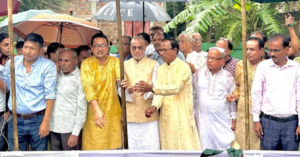 ‘বাংলাদেশ এখন সাহায্য নেয় না, সাহায্য করে’