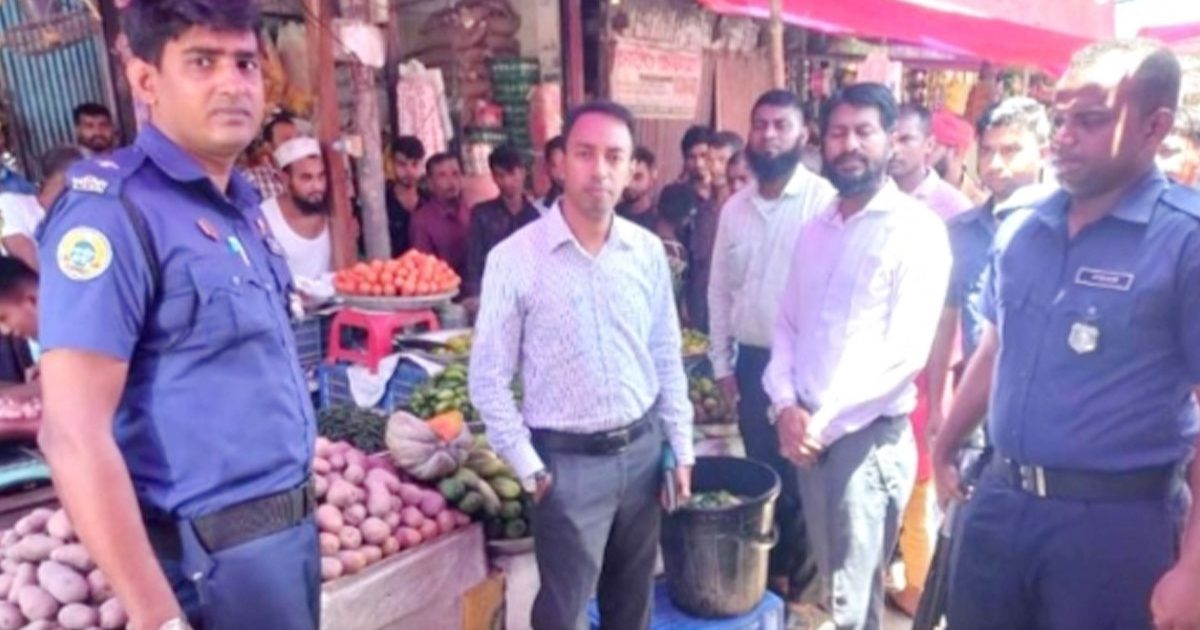 বেশি দামে কাঁচা মরিচ বিক্রি, জরিমানা গুনলেন ২ ব্যবসায়ী