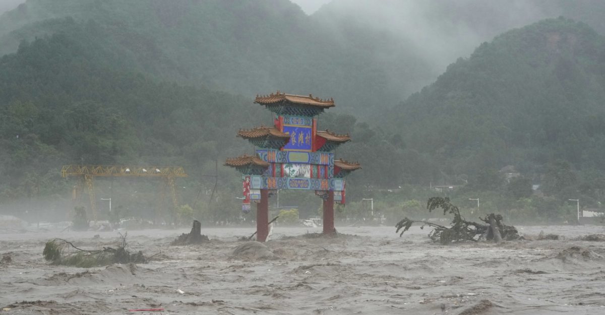 বন্যায় বিপর্যস্ত বেইজিংয়ে বৃষ্টিপাতের ১৪০ বছরের রেকর্ড ভঙ্গ