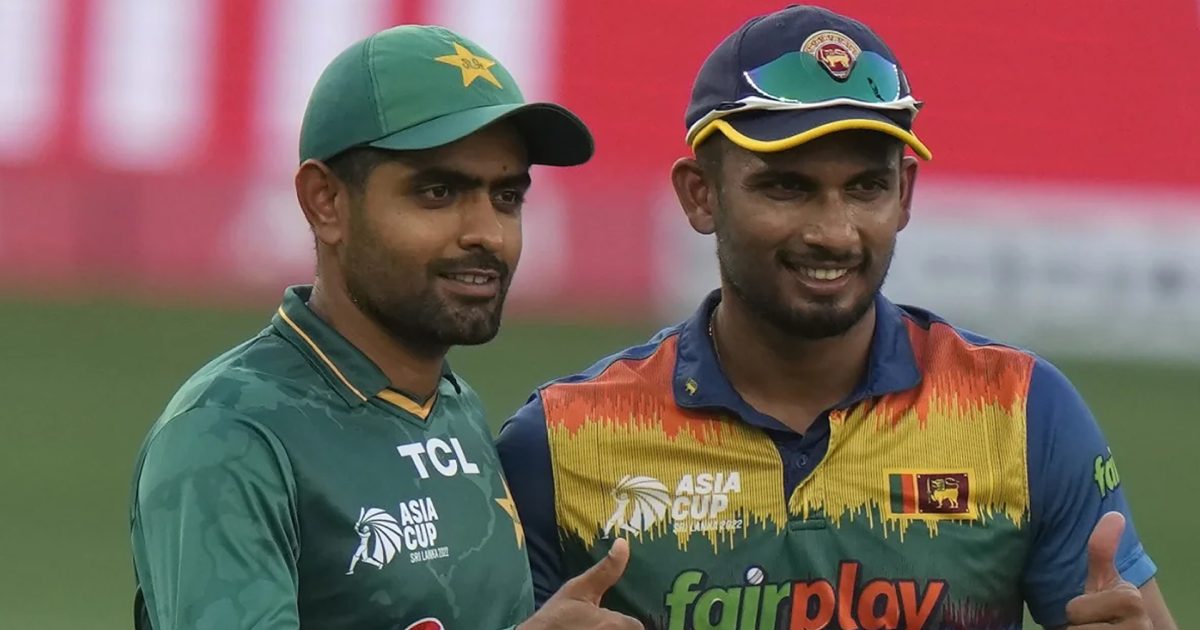 অঘোষিত সেমিফাইনালে টস জিতে ব্যাটিংয়ে পাকিস্তান