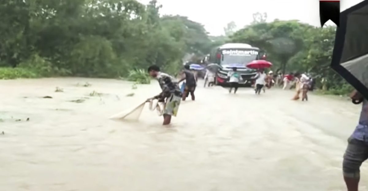 পানির নিচে সড়ক কক্সবাজার-চট্টগ্রাম যান চলাচল বন্ধ