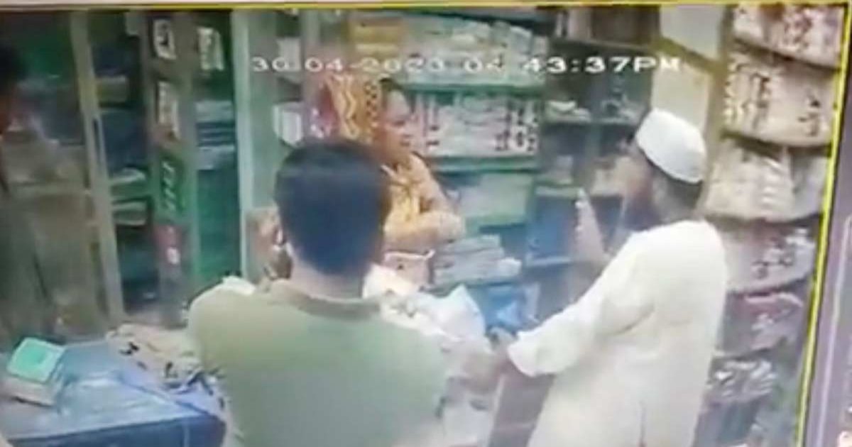 নোয়াখালীতে মসজিদ পরিষ্কারের সময় গায়ে ময়লা পড়ায় ইমামকে মারধর