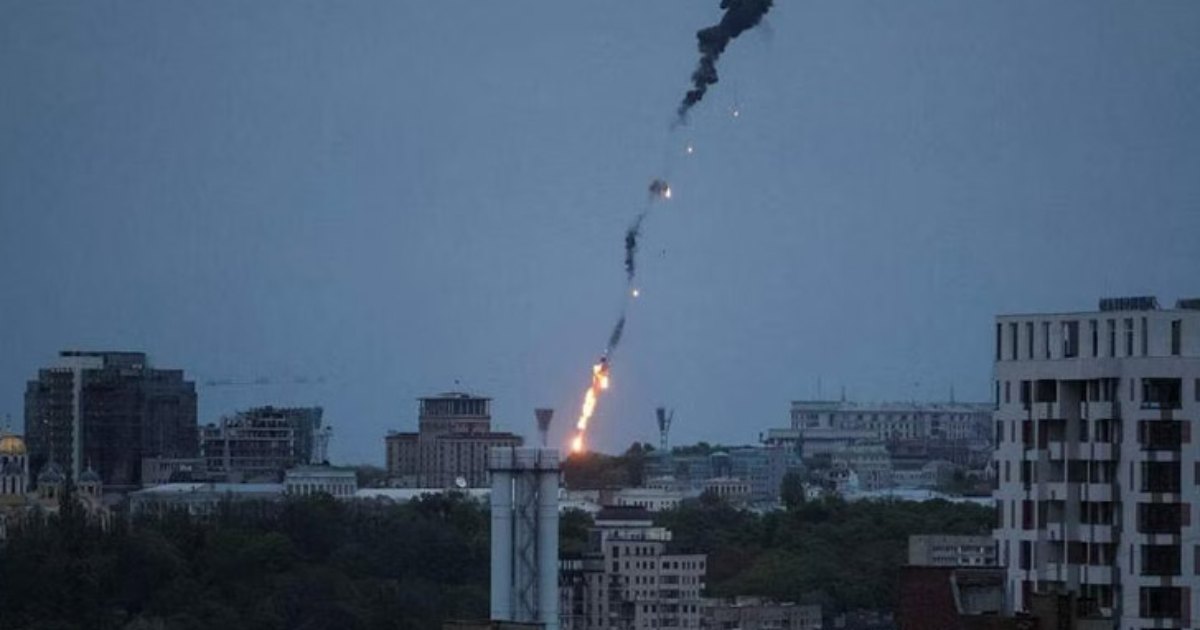 বিজয় দিবস উদযাপনের আগের দিন ইউক্রেনজুড়ে বৃষ্টির মতো মিসাইল ছুড়েছে রাশিয়া