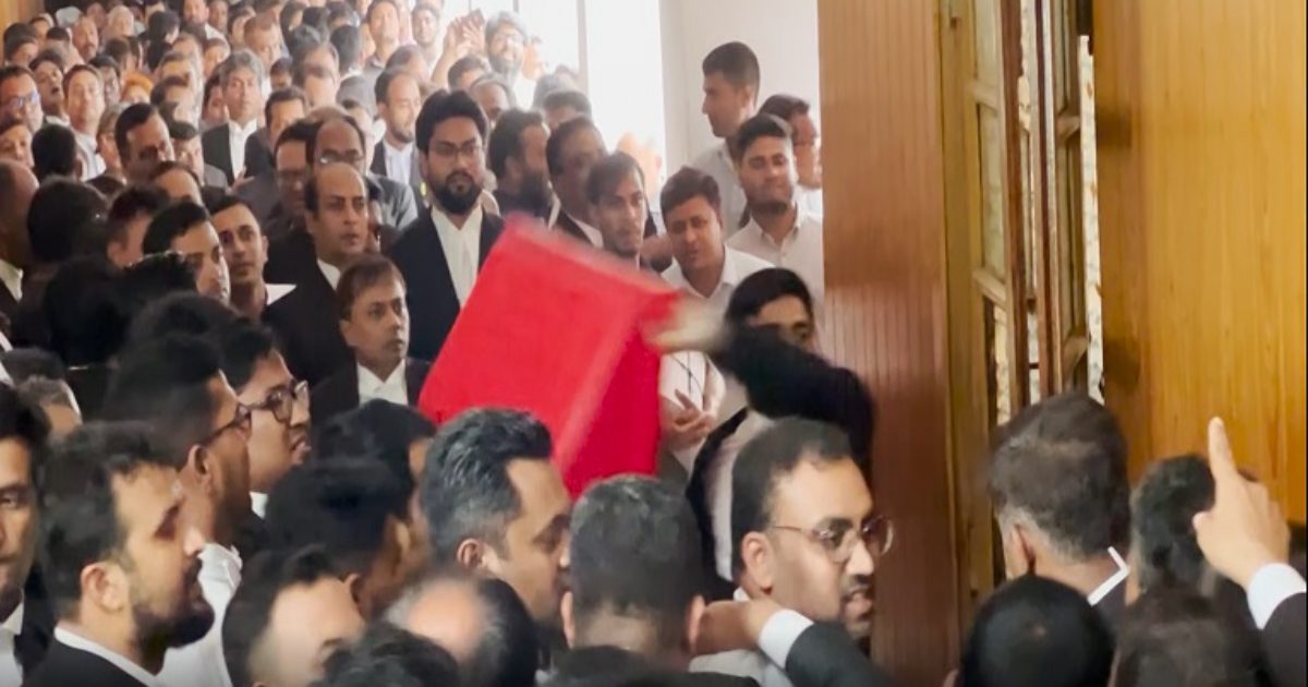 সুপ্রিম কোর্টে আ.লীগ-বিএনপি আইনজীবীদের সংঘর্ষ