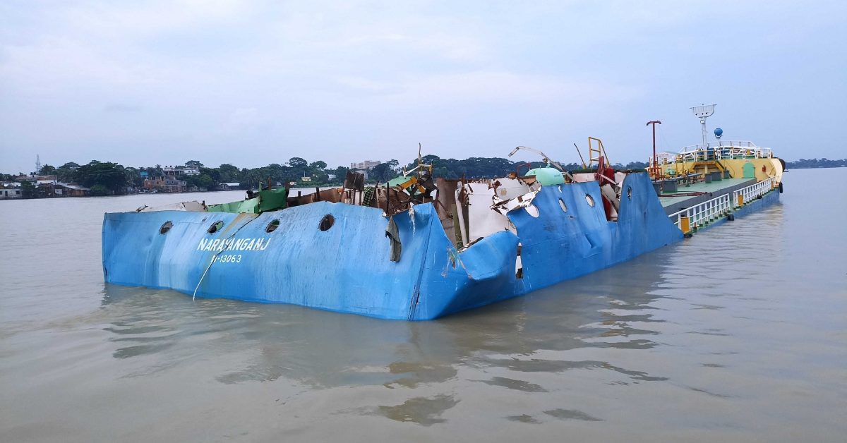 সুগন্ধায় তেলবাহী জাহাজের আগুন নিয়ন্ত্রণে