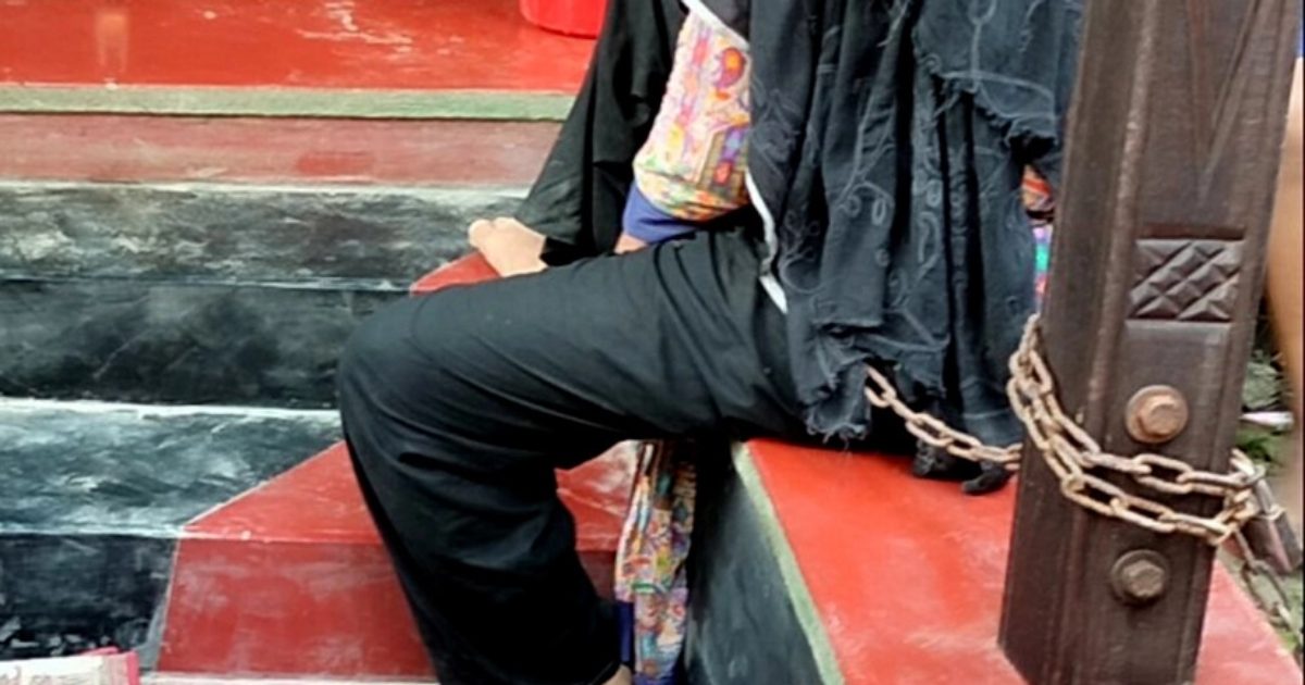 পরকীয়ার অভিযোগে শিকলবন্দি নারী!