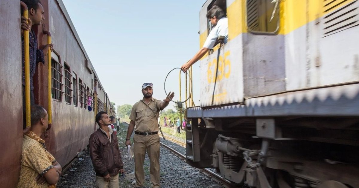 ট্রেনের চালককে লোহার রিং দেওয়া হয় কেন জানেন?