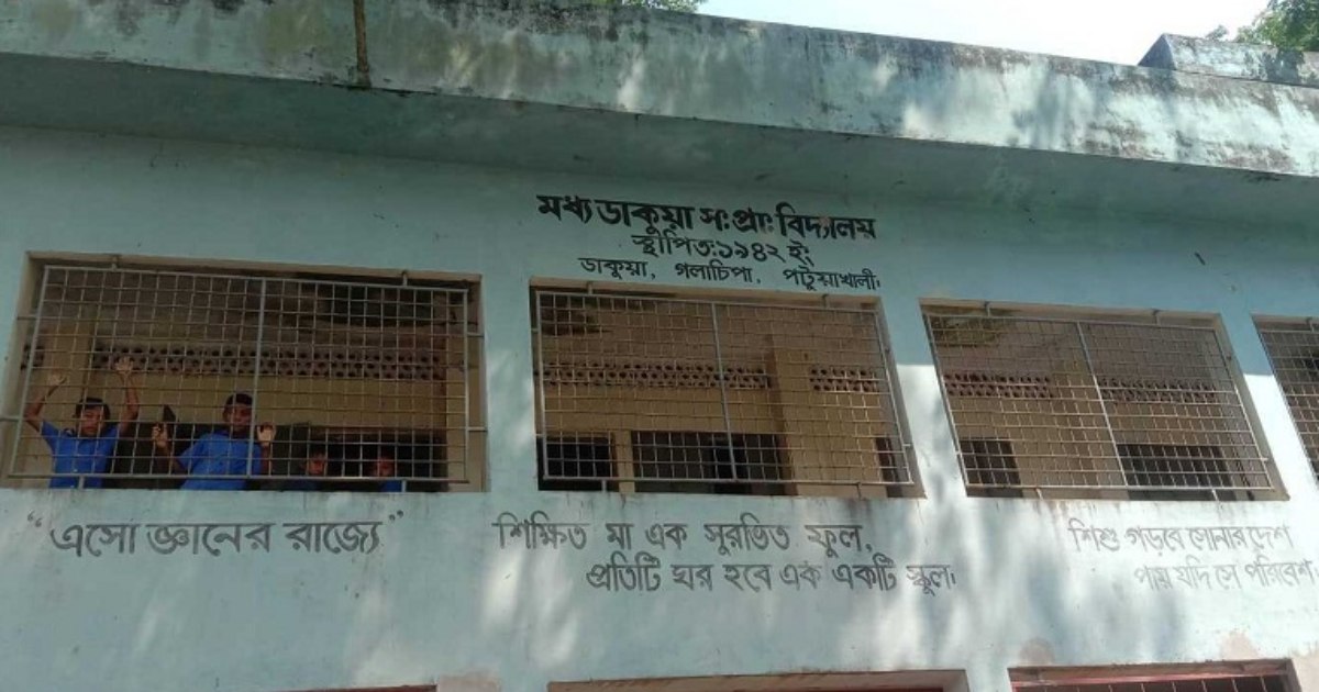 ছাত্রীদের দিয়ে উকুন পরিষ্কার করান শিক্ষিকারা!