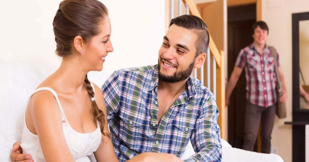 স্ত্রী পরপুরুষে আসক্ত হলে যেভাবে বুঝবেন