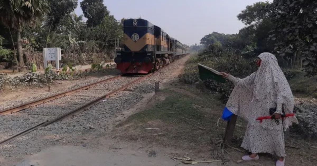 এই নারী প্রতিদিন ১২ ঘন্টা রেল গেটে দায়িত্ব পালন করে, কেন জানেন?