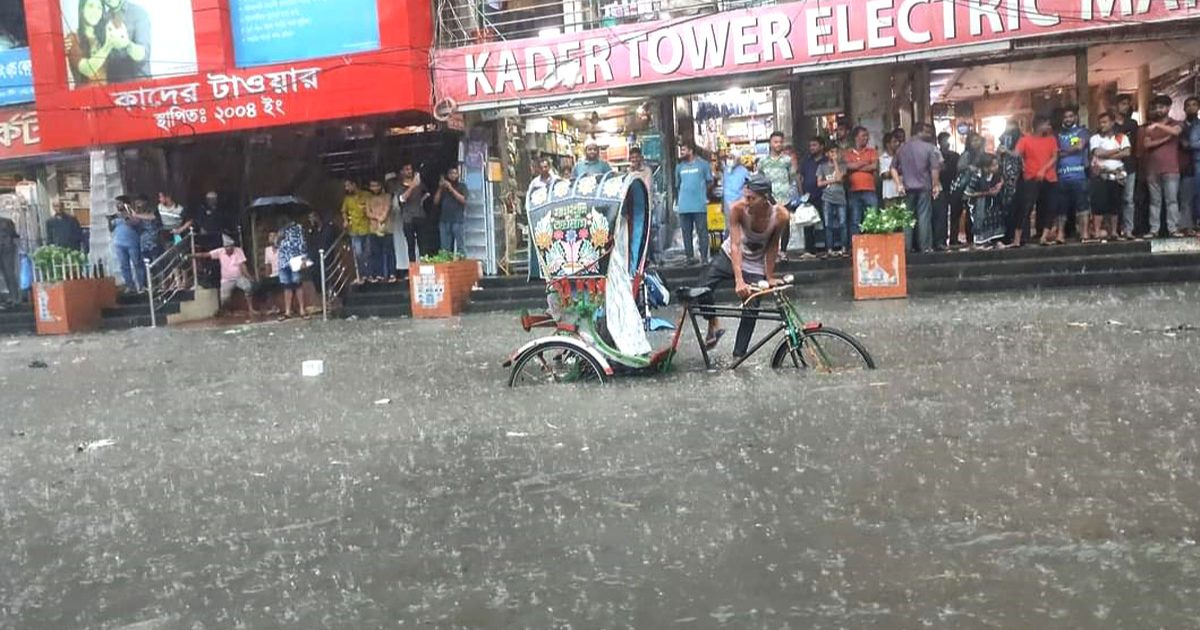 ঘণ্টাখানেকের বৃষ্টিতে চট্টগ্রামে জলাবদ্ধতা