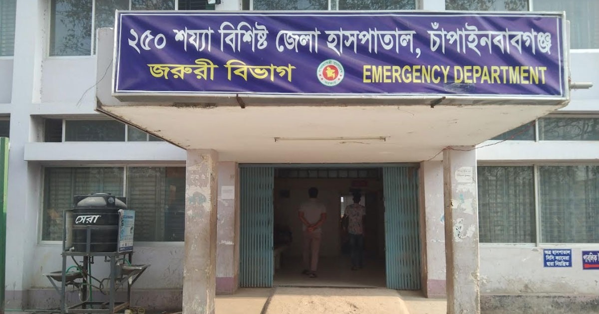 হাসপাতালের জরুরি বিভাগে রোগী রেখে চিকিৎসক কেক কাটায় ব্যস্ত !