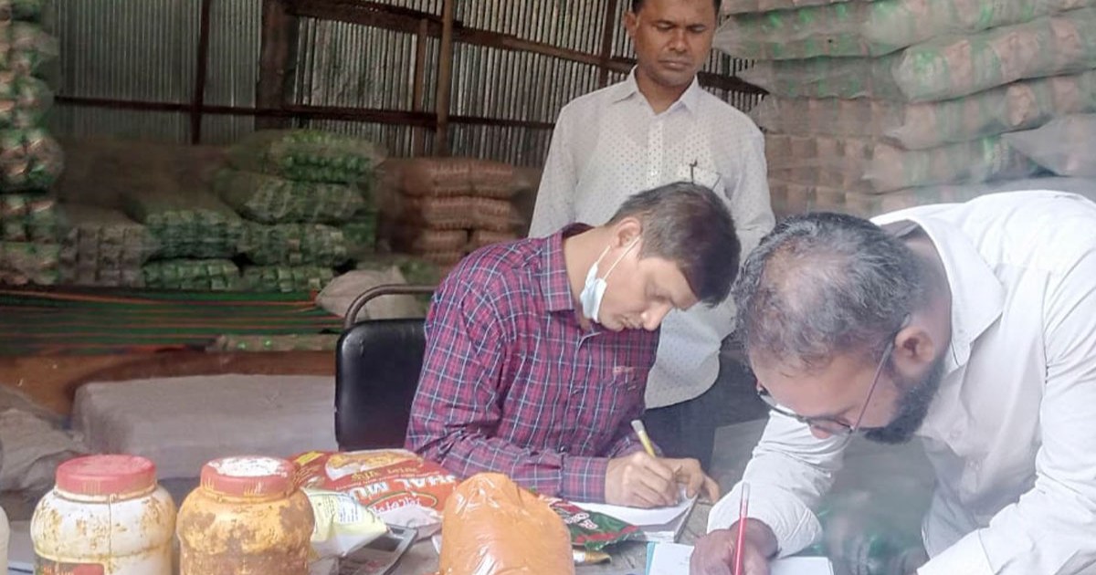 চানাচুর-ডাল-চিপসে ক্ষতিকারক রং, ব্যবসা প্রতিষ্ঠানকে জরিমানা