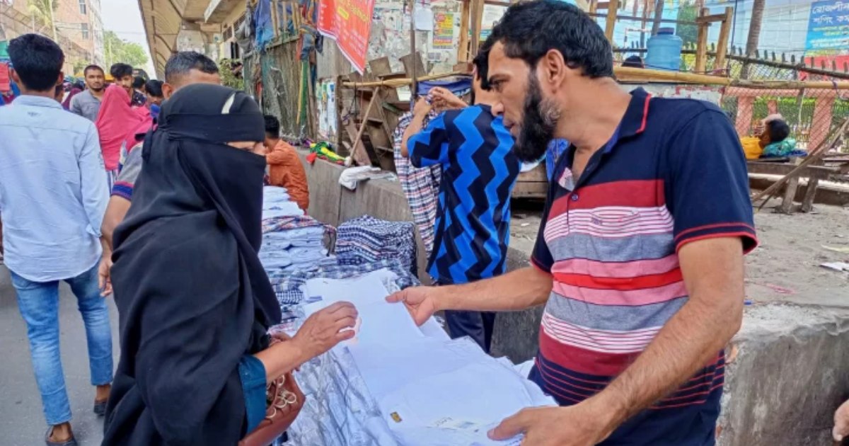 বঙ্গবাজারের দোকানিরা শেষ সম্বল নিয়ে ফুটপাতে