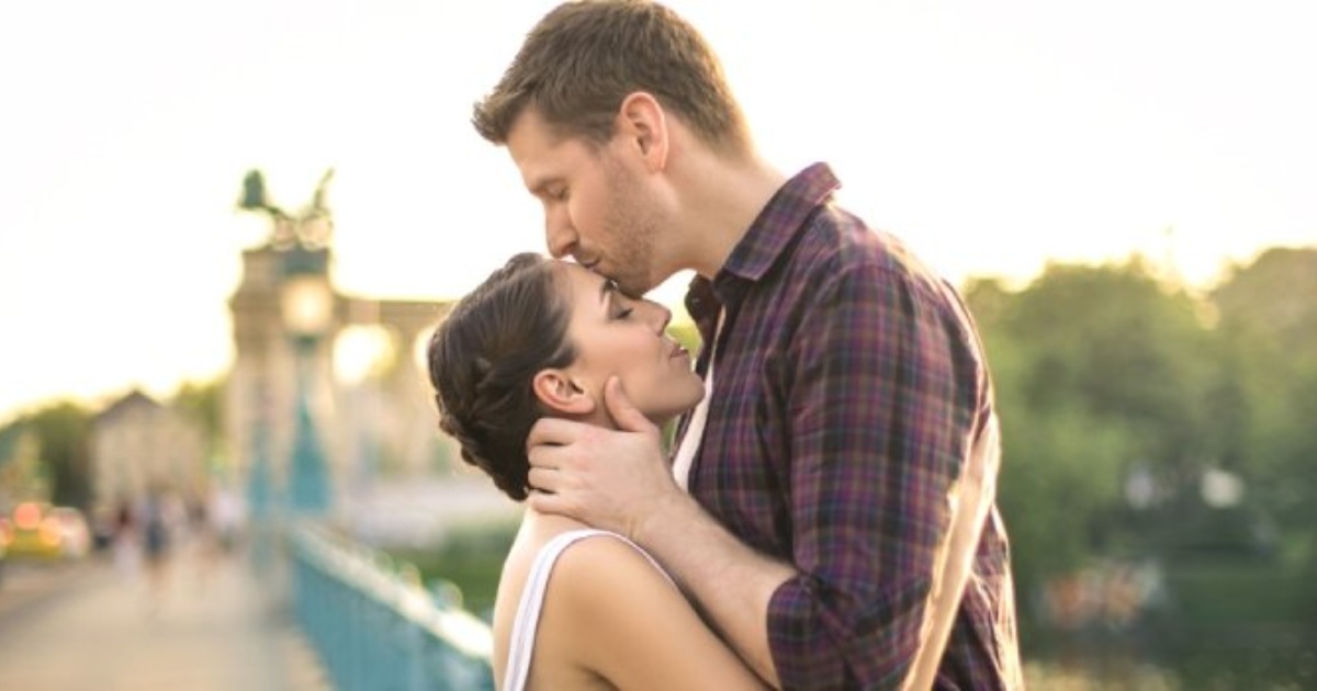 রোজ সকালে স্ত্রীর কপালে চুমু দিলেই নাকি বাড়বে স্বামীর আয়ু !