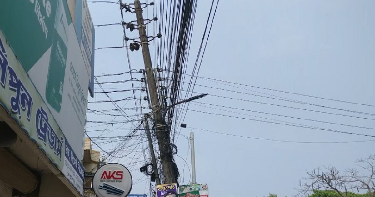 সড়কে শতাধিক ঝুঁকিপূর্ণ বিদ্যুতের খুঁটি যেন মরণফাঁদ