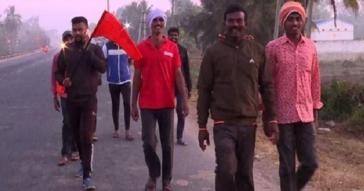 বিয়ের দাবিতে যুবকদের ১০০ কিলোমিটার পদযাত্রা, মন্দিরে প্রার্থনা