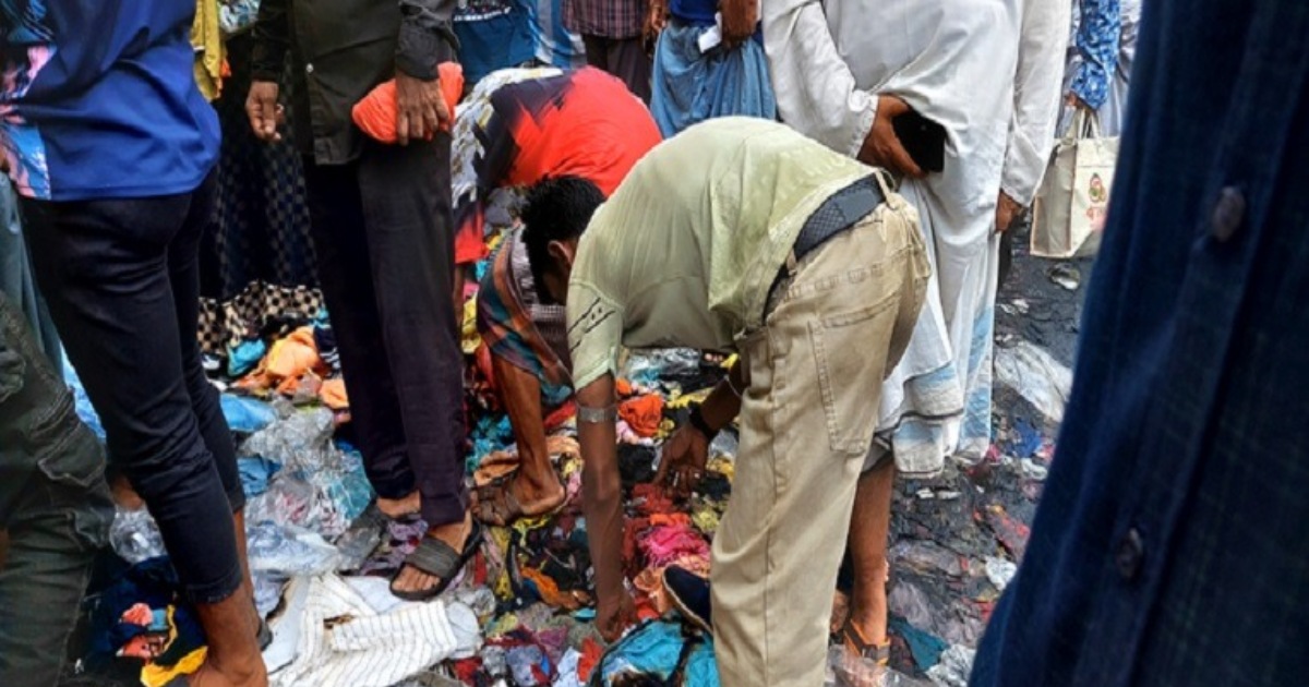 বঙ্গবাজারের আগুনে পোড়া কাপড় কুড়াচ্ছেন কিছু ছিন্নমূল মানুষ