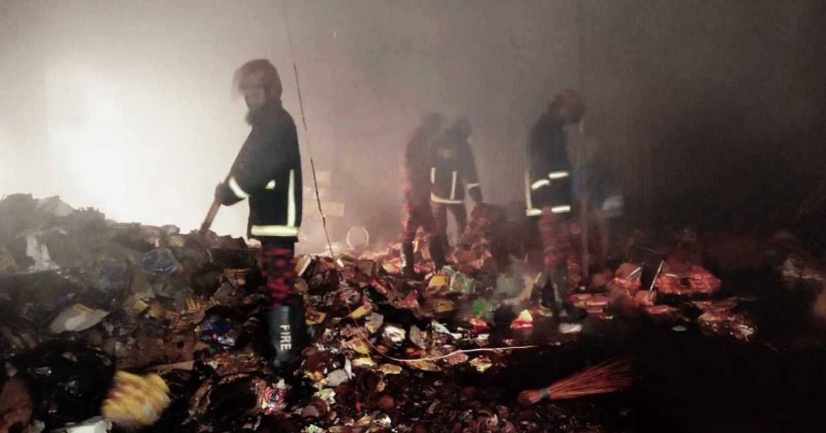 নোয়াখালীর হাতিয়ায় আগুনে পুড়ে ২০ দোকান ছাই