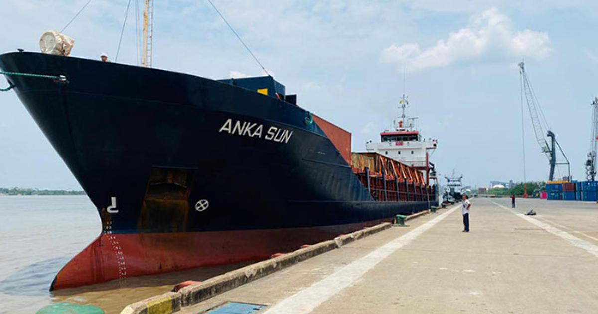 রূপপুর বিদ্যুৎ কেন্দ্রের যন্ত্রপাতি নিয়ে জাহাজ মোংলা বন্দরে