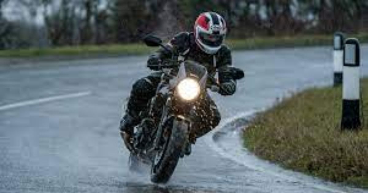বৃষ্টিতে মোটরসাইকেল চালানোর আগে যেসব বিষয় মাথায় রাখা উচিত