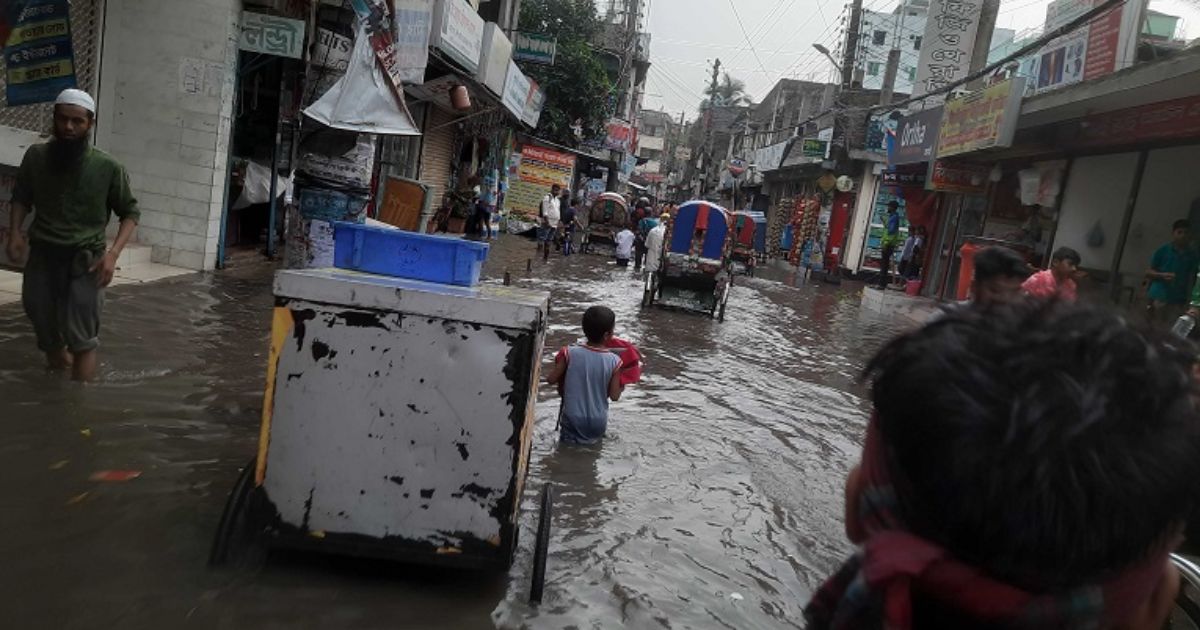 রাজধানীতে এক ঘণ্টার বৃষ্টিতেই হাঁটু পানি, সড়কে ভোগান্তি