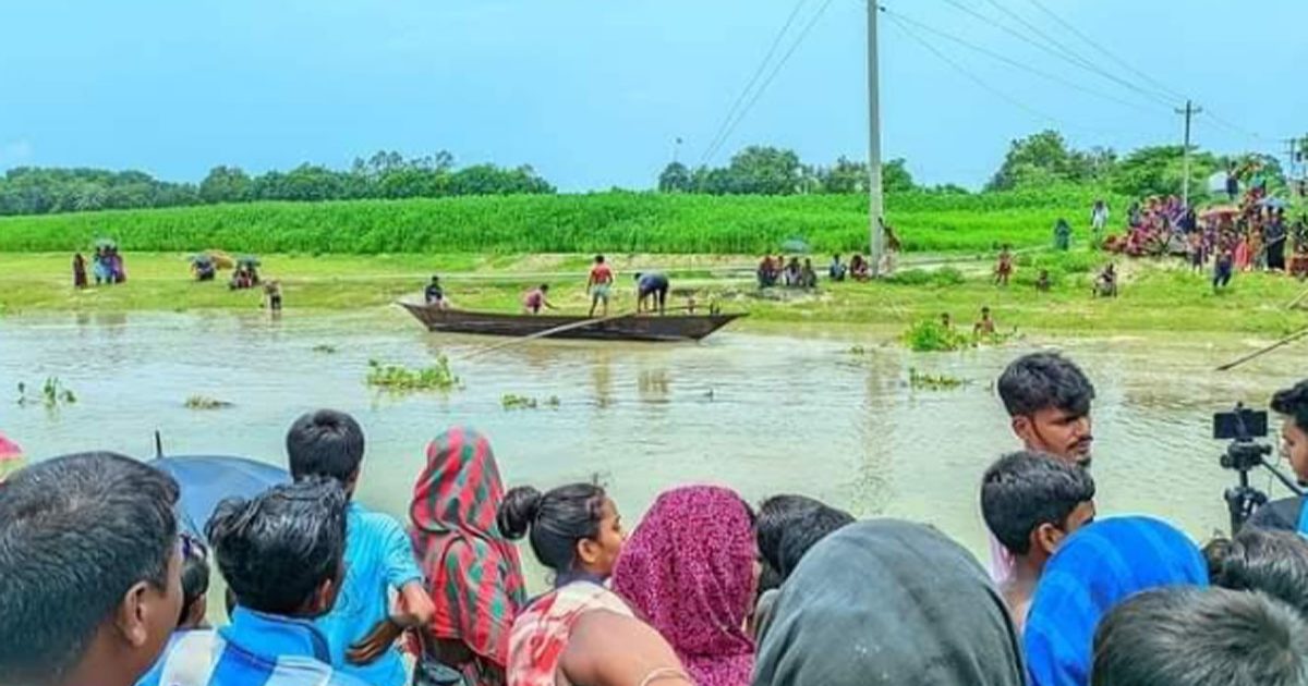 পদ্মায় গোসল করতে নেমে স্কুলছাত্র নিখোঁজ, ২৪ ঘণ্টায় মেলেনি সন্ধান
