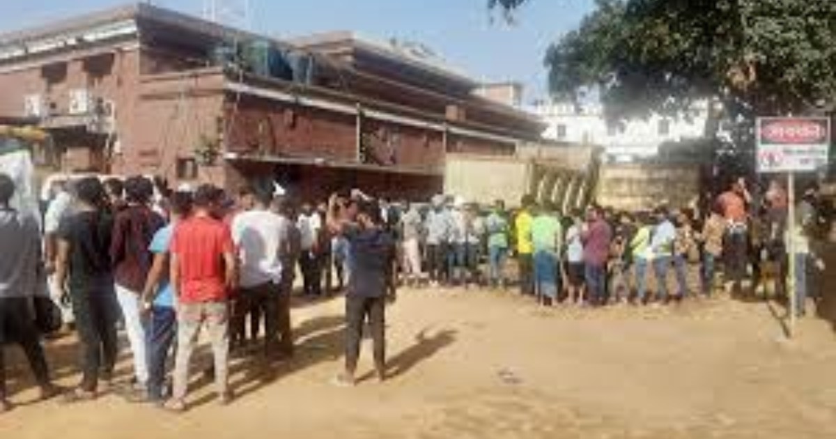 জেলা প্রশাসনের সহায়তা পেতে ক্ষতিগ্রস্ত ব্যবসায়ীদের ভিড়