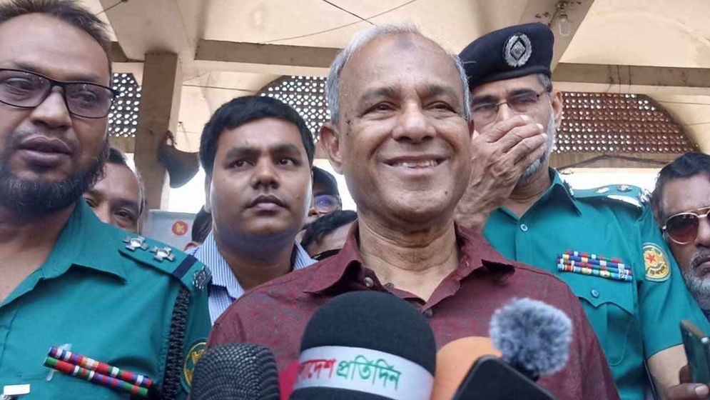 ছেলে-মেয়ে সবাই দেশে, একা গিয়ে কী করব: সেফ এক্সিট প্রশ্নে স্বরাষ্ট্র উপদেষ্টা