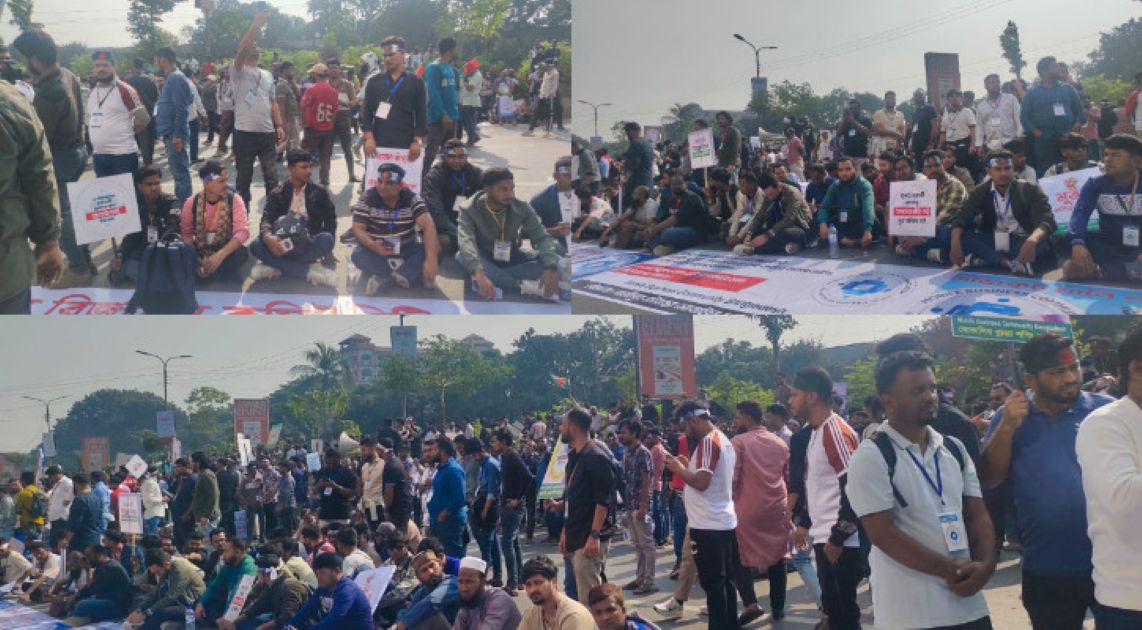 শাহবাগ অবরোধে ৫ কলেজের উচ্চমাধ্যমিকের শিক্ষার্থীরা