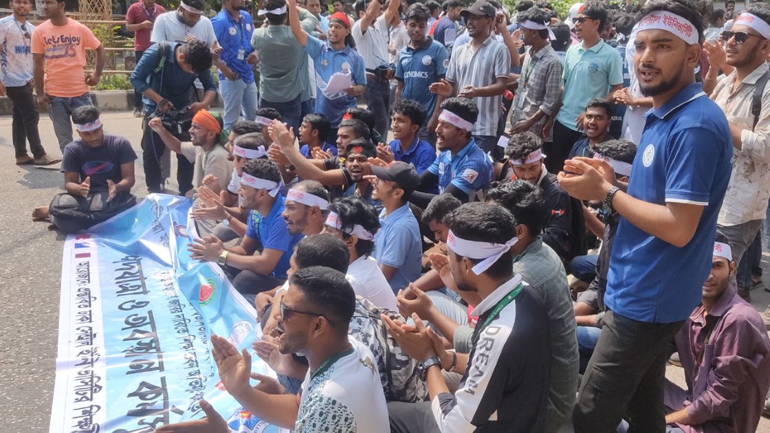 শিক্ষা ভবনের সামনে ৭ কলেজ শিক্ষার্থীরা, সড়কে পুলিশের ব্যারিকেড