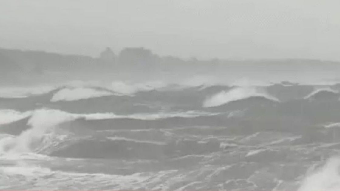 আঘাত হানলো ঘূর্ণিঝড় ‘মন্থা’, ব্যাপক ক্ষতির আশঙ্কা