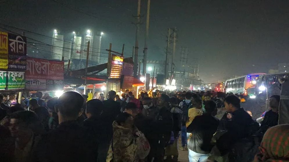 ছুটিতে ঘরমুখো মানুষের উপচে পড়া ভিড়, ফাঁকা হচ্ছে রাজধানী
