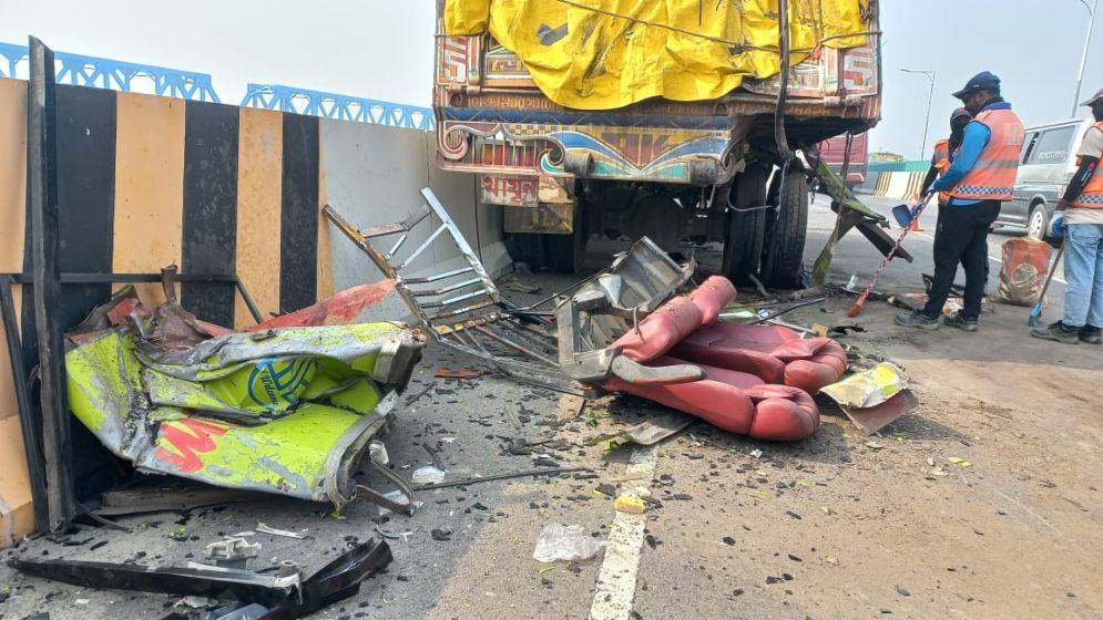 মাদারীপুরে বাস-ট্রাক সংঘর্ষে নিহত ৩, আহত ১০