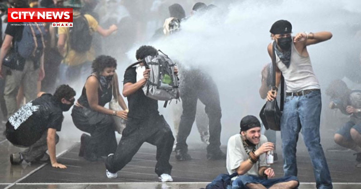 এবার ফ্রান্সে সরকারবিরোধী বিক্ষোভ, পুলিশের সঙ্গে তরুণদের সংঘর্ষ