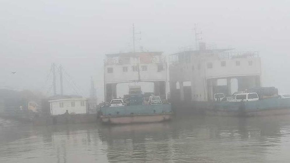 ঘন কুয়াশায় মাঝ নদীতে আটকে আছে দুটি ফেরি