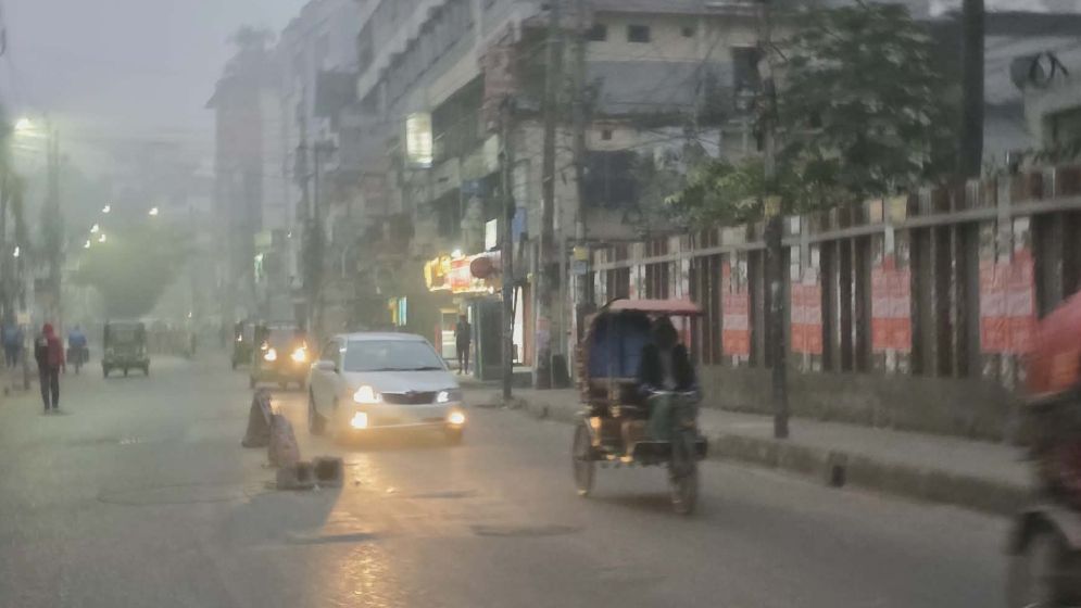কুয়াশার চাদরে ঢাকা পড়েছে ঢাকা