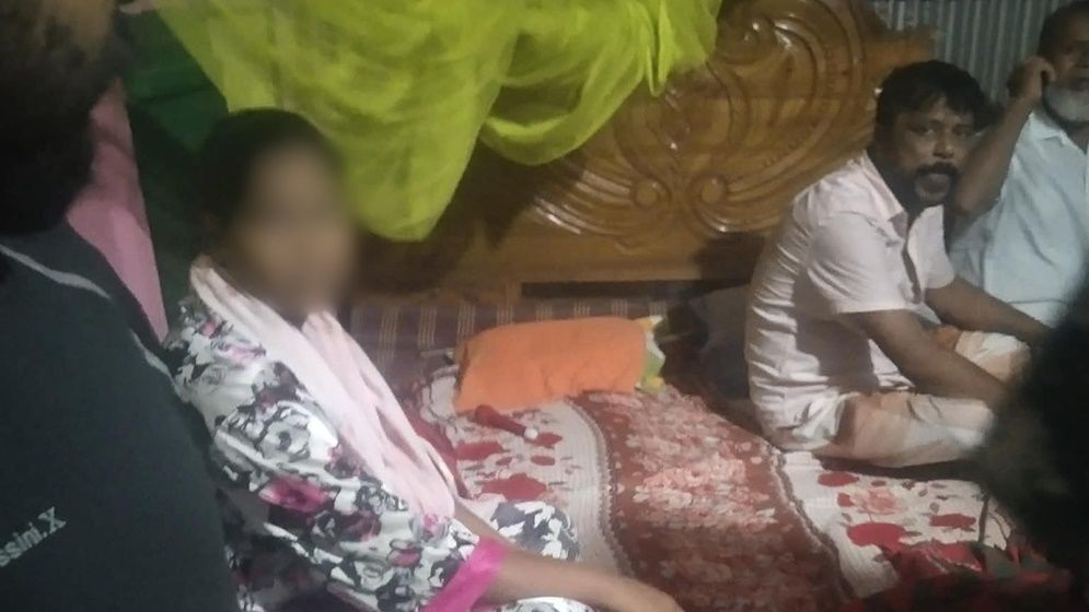 মধ্যরাতে পরকীয়ার সময় বিএনপি নেতা জনতার হাতে ধরা, পাঁচ লাখ টাকার কাবিনে বিয়ের সিদ্ধান্ত