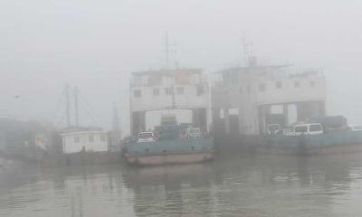 ঘন কুয়াশায় মাঝ নদীতে আটকে আছে দুটি ফেরি