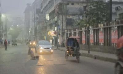 কুয়াশার চাদরে ঢাকা পড়েছে ঢাকা