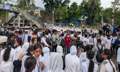 নীলক্ষেত-সায়েন্সল্যাব ও আশপাশের এলাকায় সড়কে শিক্ষার্থীরা, যান চলাচল বন্ধ