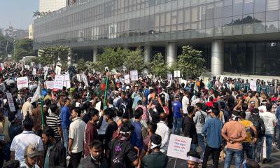 আগারগাঁওয়ে মোবাইল ব্যবসায়ীদের সড়ক অবরোধ