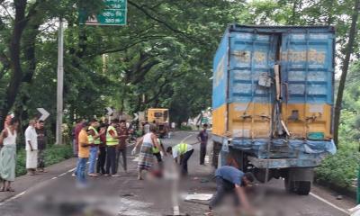 দাঁড়িয়ে থাকা কাভার্ডভ্যানে বাসের ধাক্কা, নিহত ৩