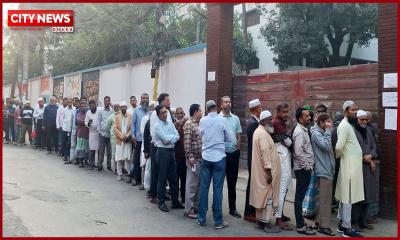 কেন্দ্রে জড়ো হচ্ছেন ভোটাররা