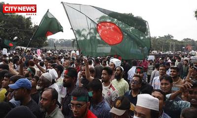 বৃষ্টি উপেক্ষা করে মানিক মিয়াতে মানুষের ঢল