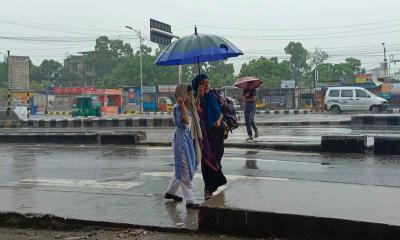 সাত সকালে বৃষ্টিতে ভিজলো রাজধানী