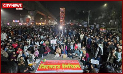 বিচারের দাবিতে শাহবাগে বিক্ষোভ, রাতভর থাকার ঘোষণা
