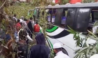 মাদারীপুরে ইজিবাইককে বাসের চাপা, নিহত ৪